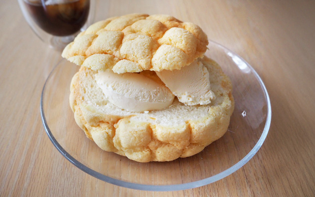 「大きなメロンパン」+「バニラアイス」