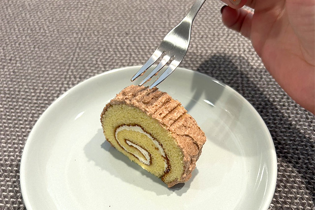 ５つに切ったロールケーキ（バニラ）