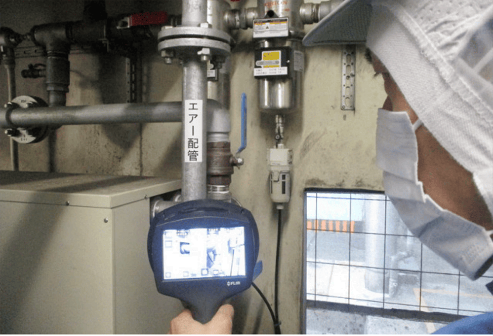 音響カメラを使用したエアー漏れ点検の様子